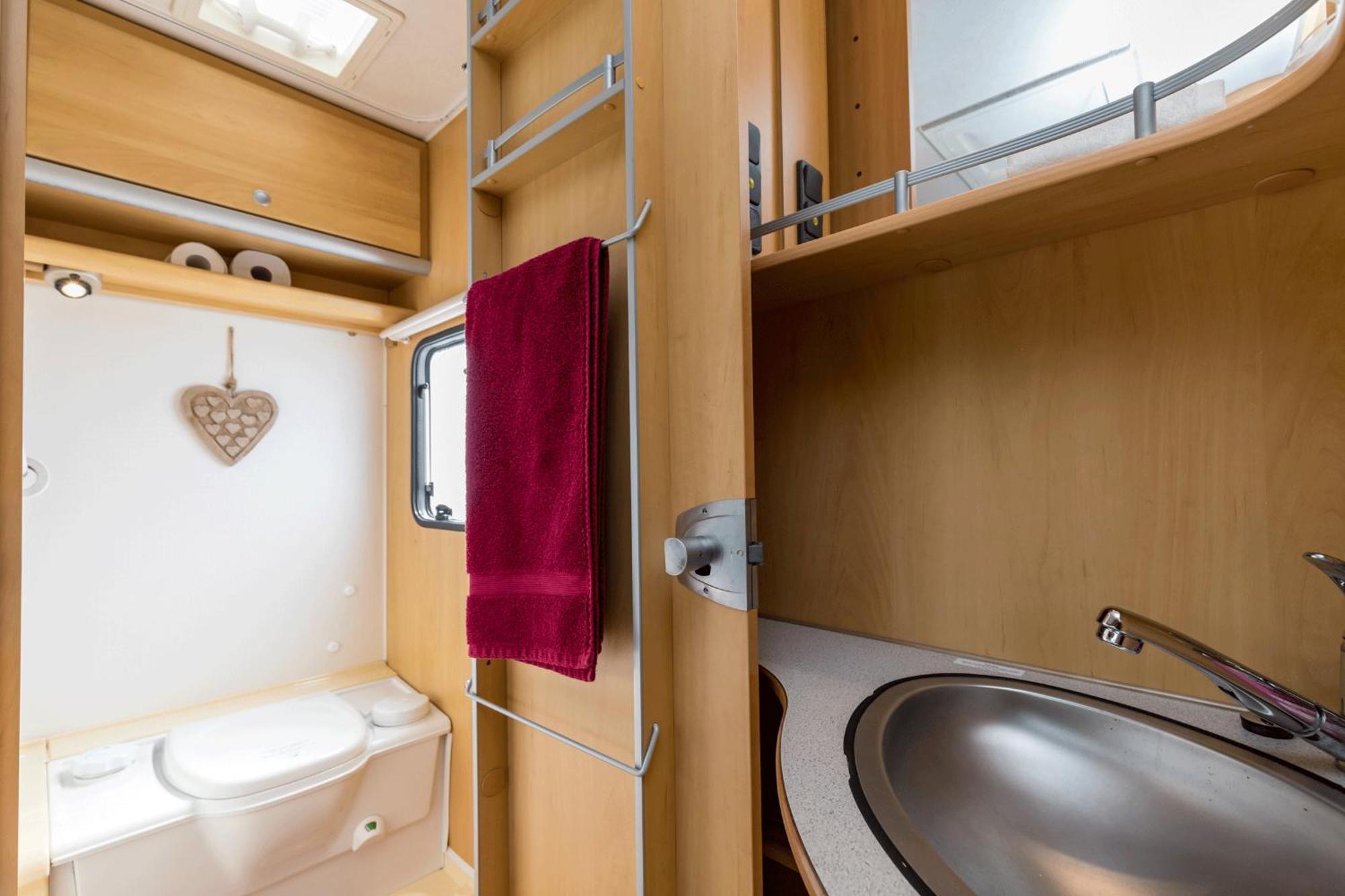Cosy Caravan On Luxury Campsite Hulme End المظهر الخارجي الصورة